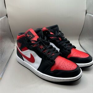 Jordan 1 mid bred toe
